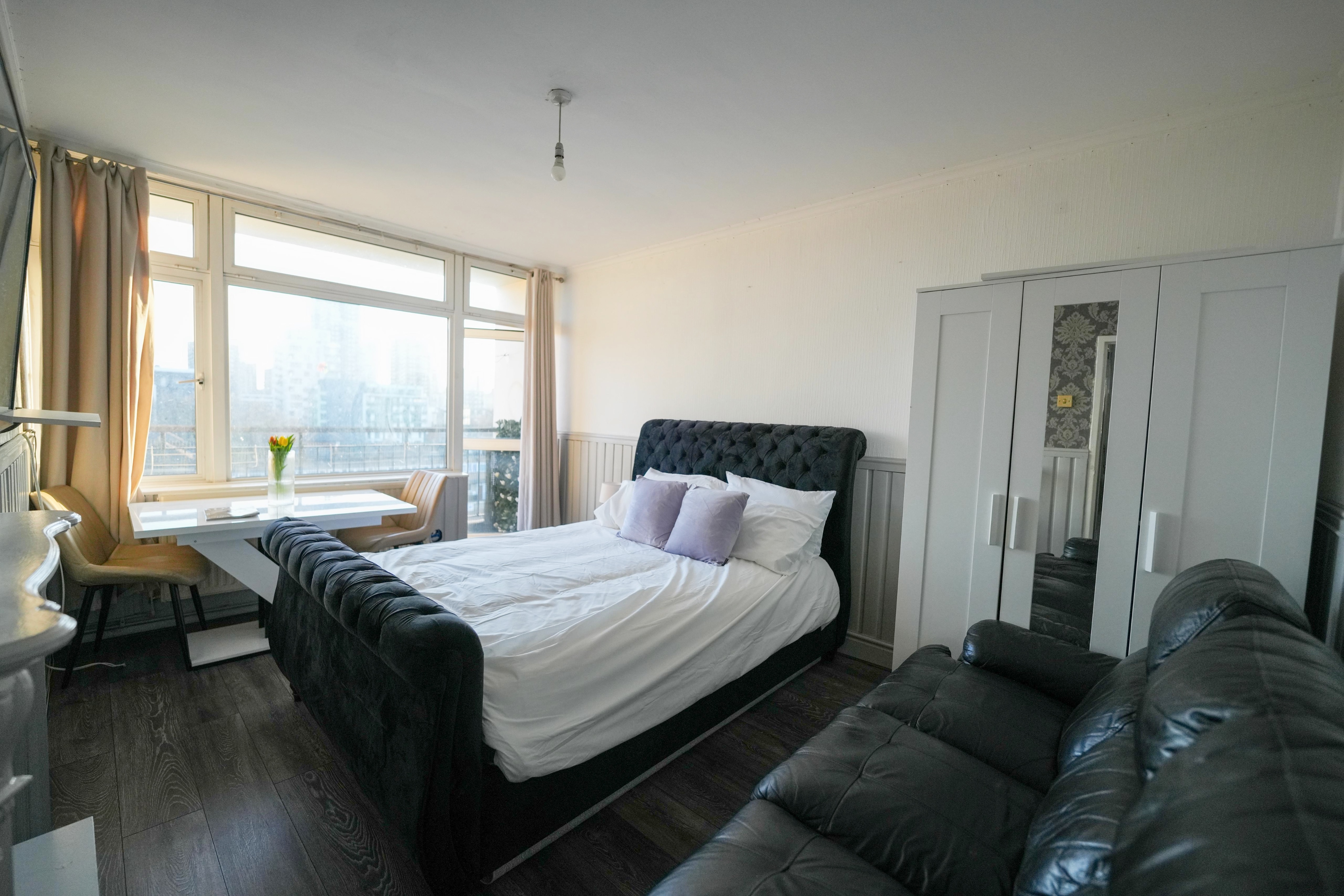 Master Room with Balcony / Shard View